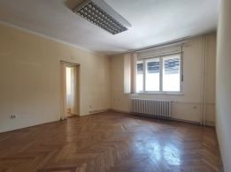 Prazan, trosoban stan u Dr.Zorana Đinđića - 220 eura